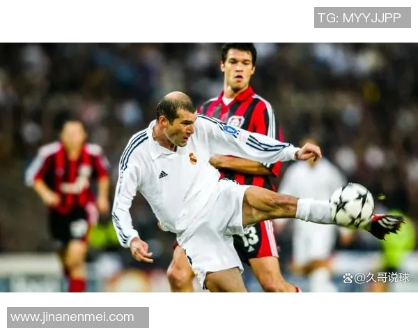 足球明星荣耀时刻雕像揭幕视频展现传奇足坛风采与激情瞬间